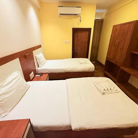 Shivam Hotel Varanasi - Near Kashi Vishwanath Temple With Parking And Lift Kültér fotó