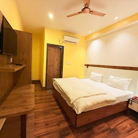 Shivam Hotel Varanasi - Near Kashi Vishwanath Temple With Parking And Lift Kültér fotó