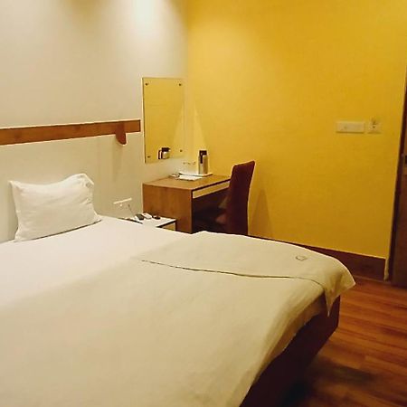 Shivam Hotel Varanasi - Near Kashi Vishwanath Temple With Parking And Lift Kültér fotó