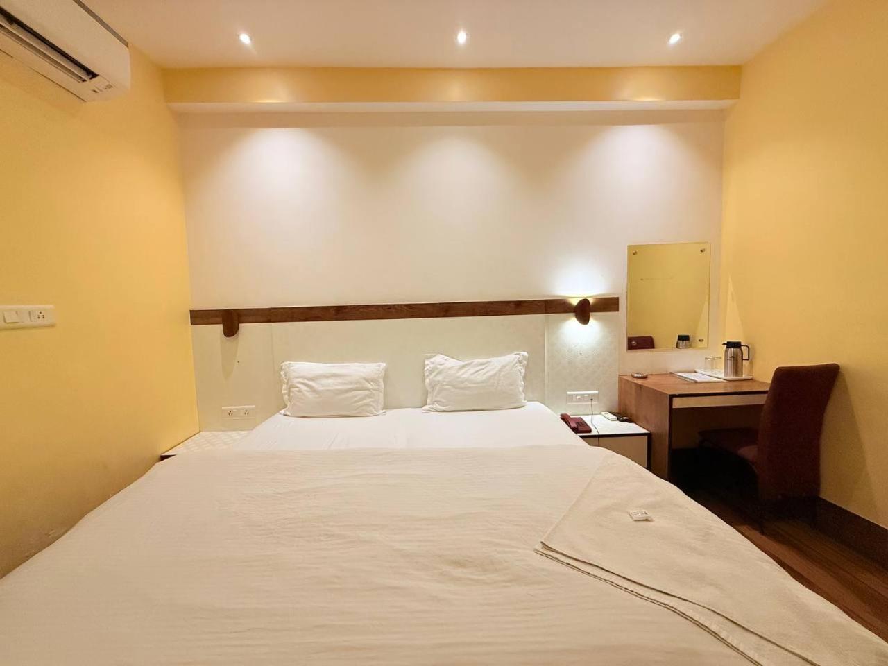 Shivam Hotel Varanasi - Near Kashi Vishwanath Temple With Parking And Lift Kültér fotó