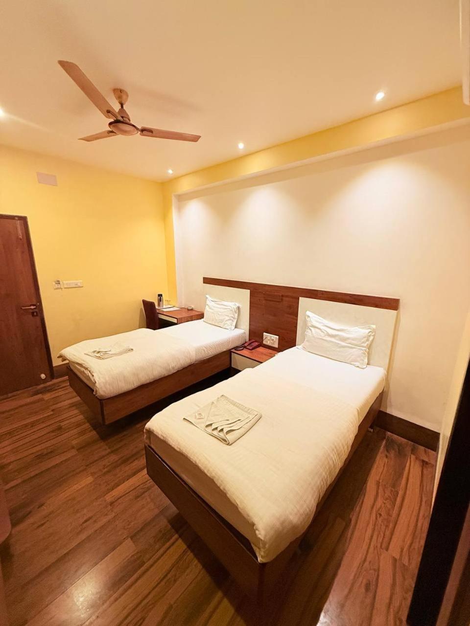 Shivam Hotel Varanasi - Near Kashi Vishwanath Temple With Parking And Lift Kültér fotó