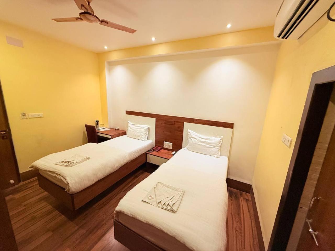 Shivam Hotel Varanasi - Near Kashi Vishwanath Temple With Parking And Lift Kültér fotó