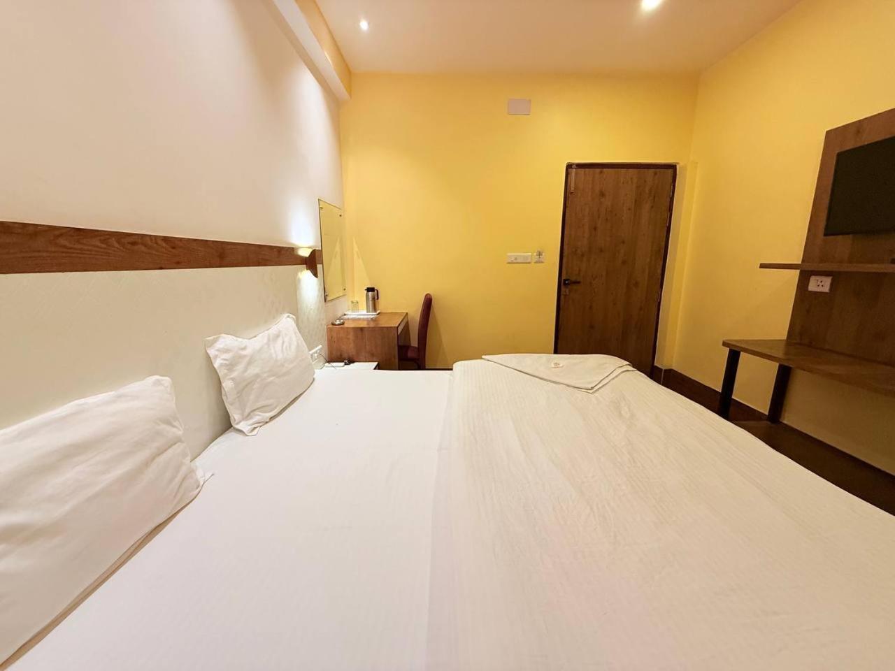 Shivam Hotel Varanasi - Near Kashi Vishwanath Temple With Parking And Lift Kültér fotó