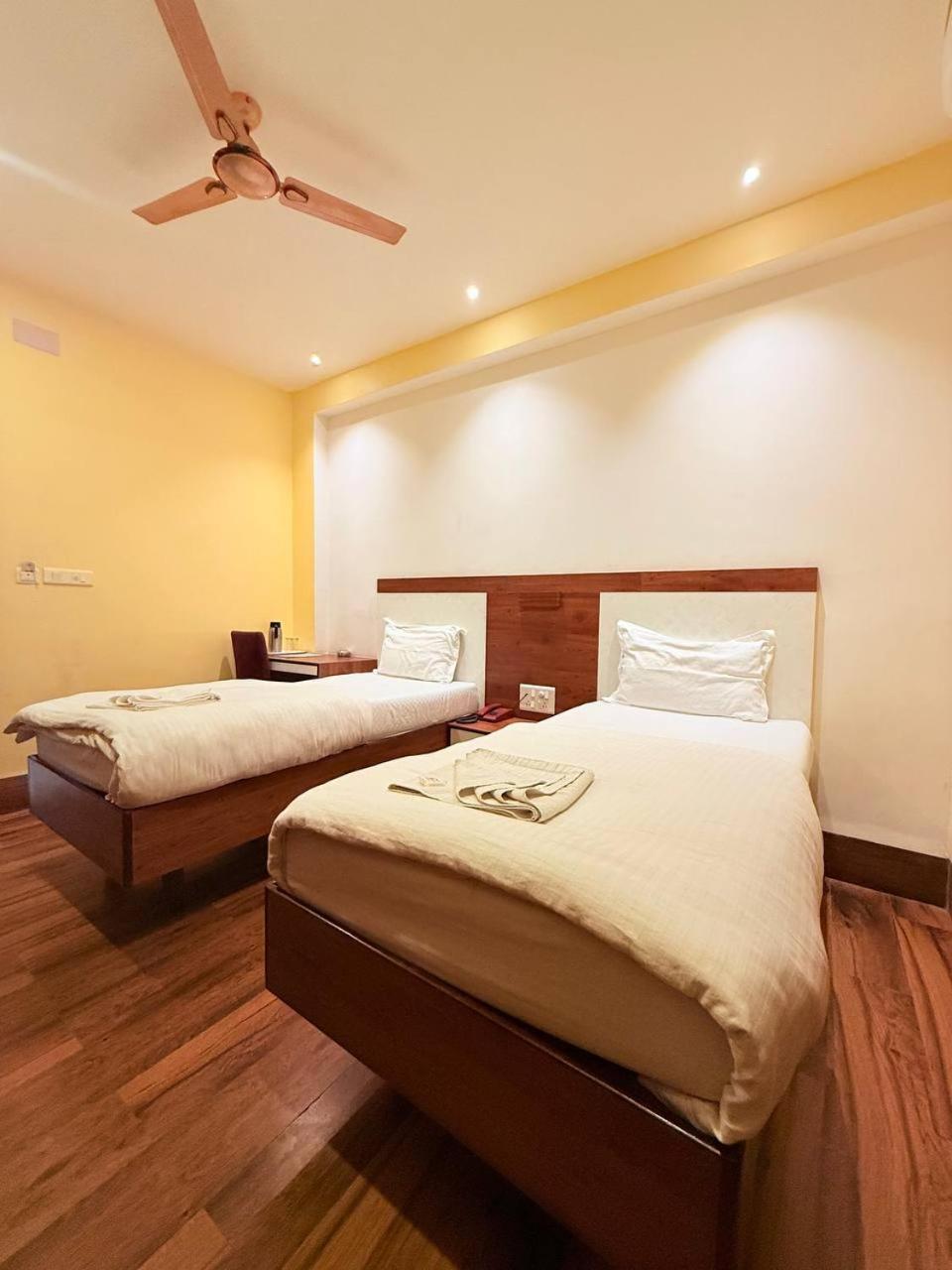 Shivam Hotel Varanasi - Near Kashi Vishwanath Temple With Parking And Lift Kültér fotó