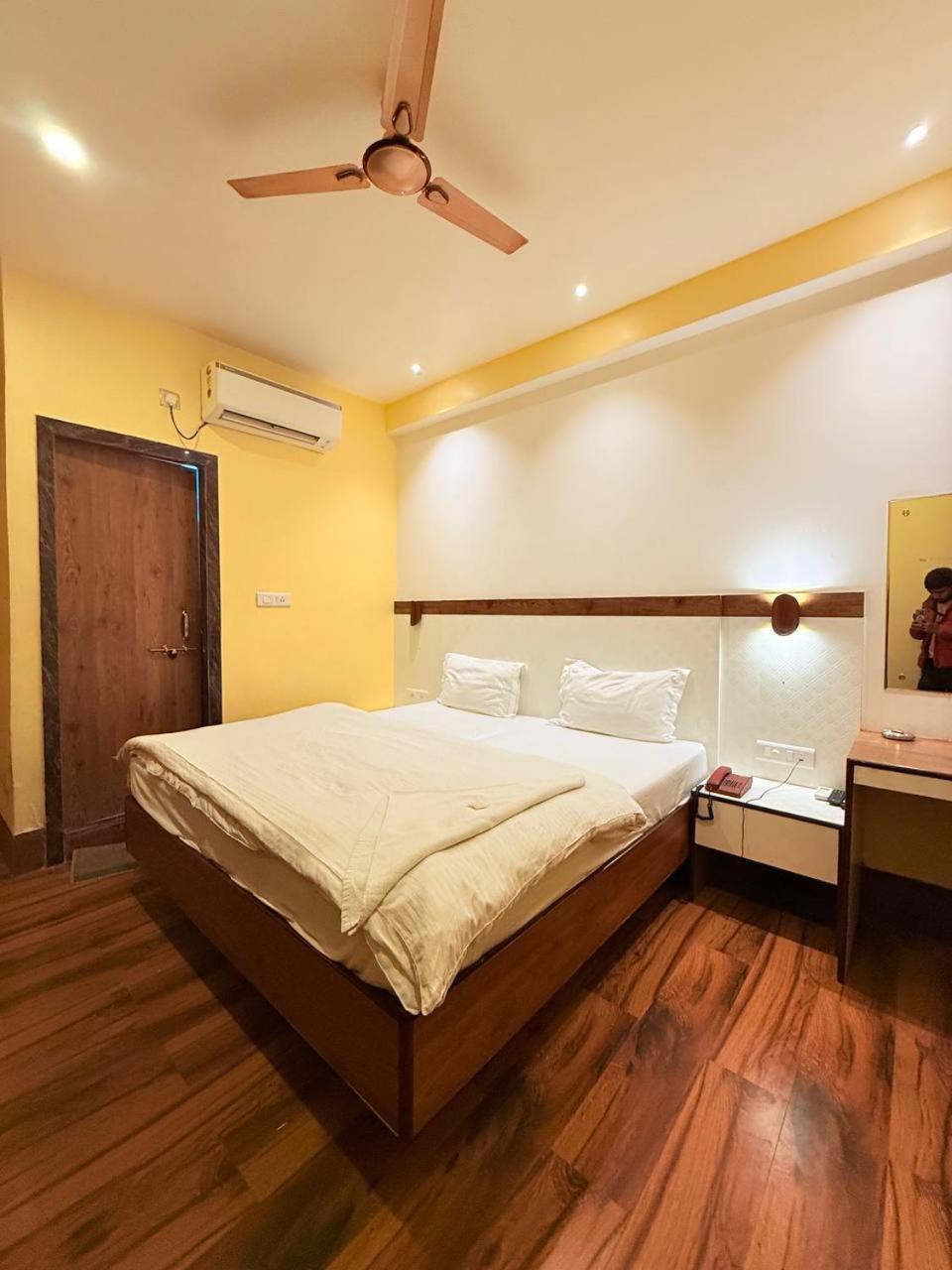 Shivam Hotel Varanasi - Near Kashi Vishwanath Temple With Parking And Lift Kültér fotó