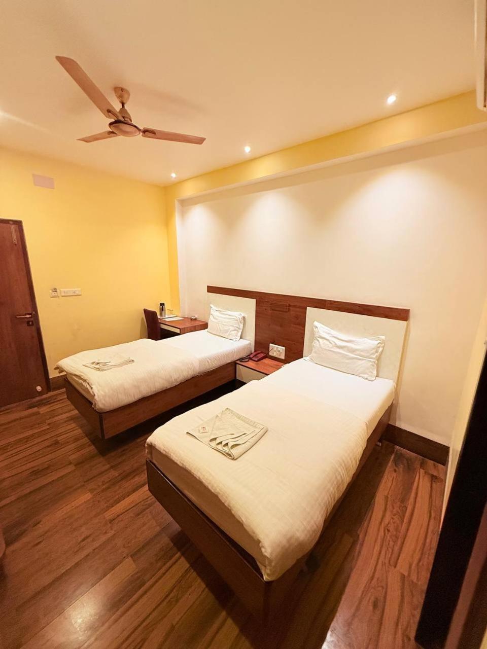 Shivam Hotel Varanasi - Near Kashi Vishwanath Temple With Parking And Lift Kültér fotó