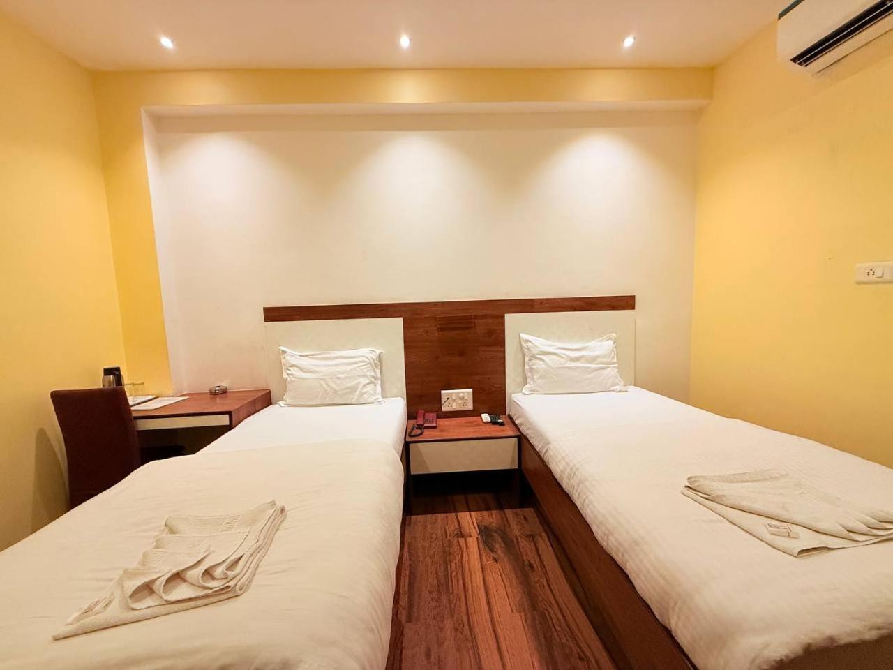 Shivam Hotel Varanasi - Near Kashi Vishwanath Temple With Parking And Lift Kültér fotó
