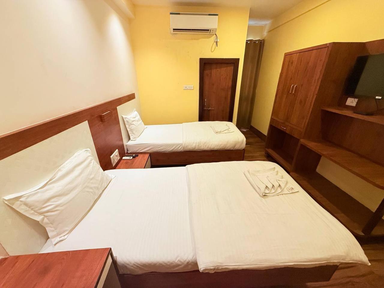 Shivam Hotel Varanasi - Near Kashi Vishwanath Temple With Parking And Lift Kültér fotó