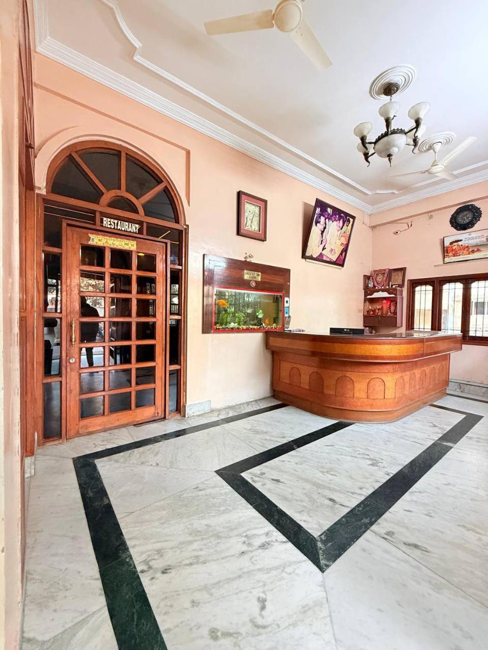 Shivam Hotel Varanasi - Near Kashi Vishwanath Temple With Parking And Lift Kültér fotó