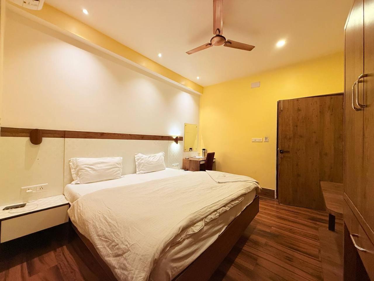 Shivam Hotel Varanasi - Near Kashi Vishwanath Temple With Parking And Lift Kültér fotó