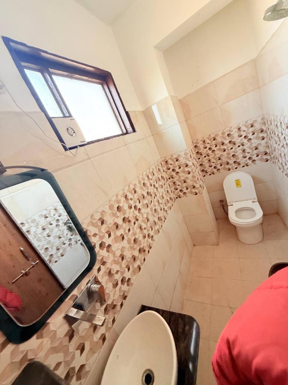 Shivam Hotel Varanasi - Near Kashi Vishwanath Temple With Parking And Lift Kültér fotó