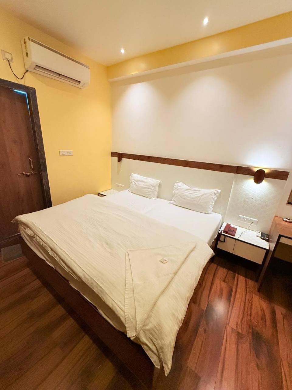 Shivam Hotel Varanasi - Near Kashi Vishwanath Temple With Parking And Lift Kültér fotó
