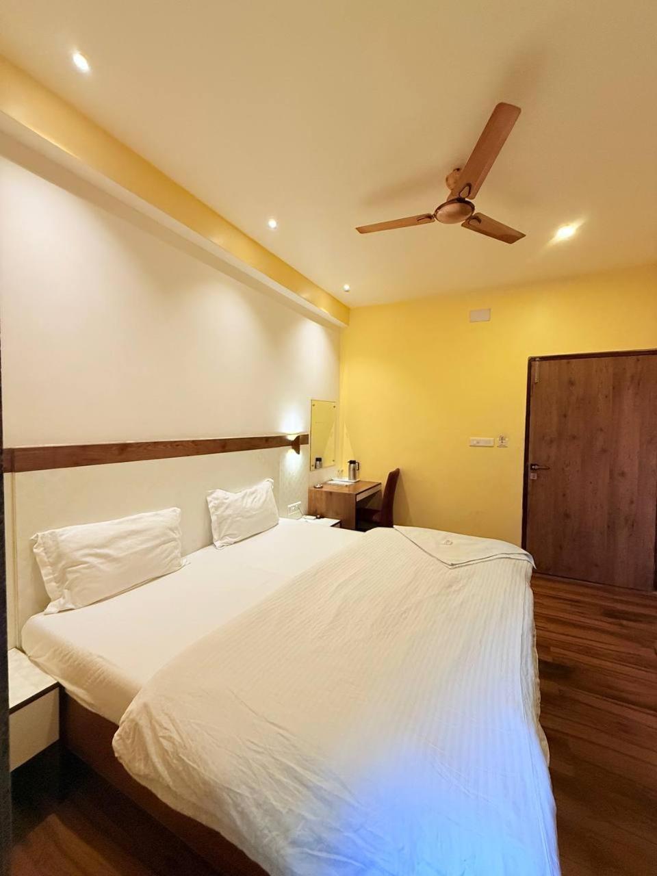 Shivam Hotel Varanasi - Near Kashi Vishwanath Temple With Parking And Lift Kültér fotó