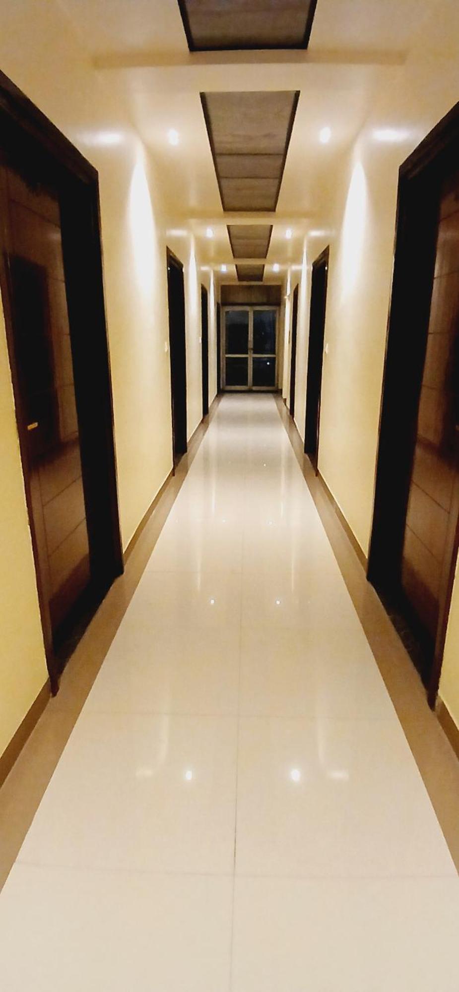 Shivam Hotel Varanasi - Near Kashi Vishwanath Temple With Parking And Lift Kültér fotó